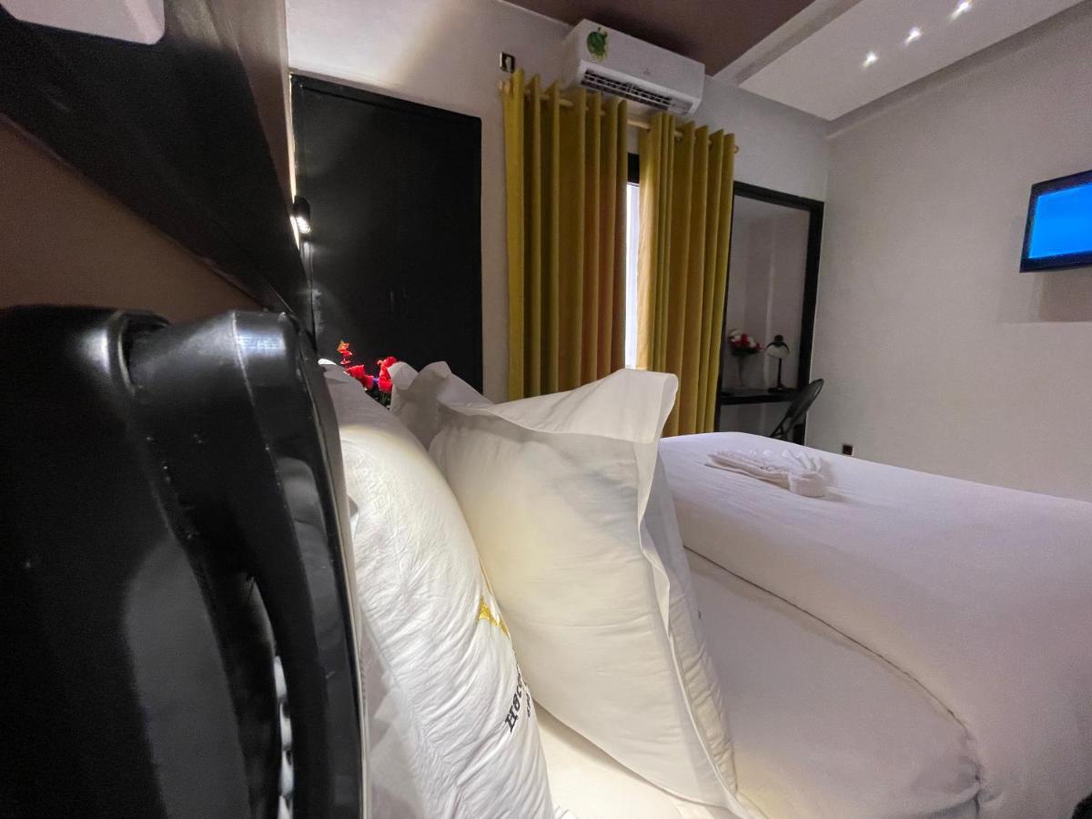 Hotel Vendome ดูอาลา ภายนอก รูปภาพ