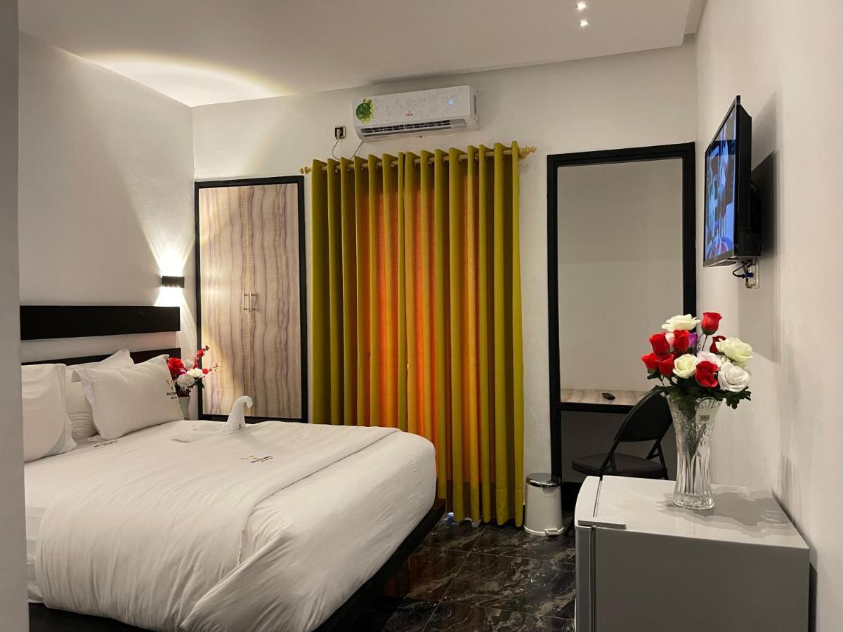 Hotel Vendome ดูอาลา ภายนอก รูปภาพ